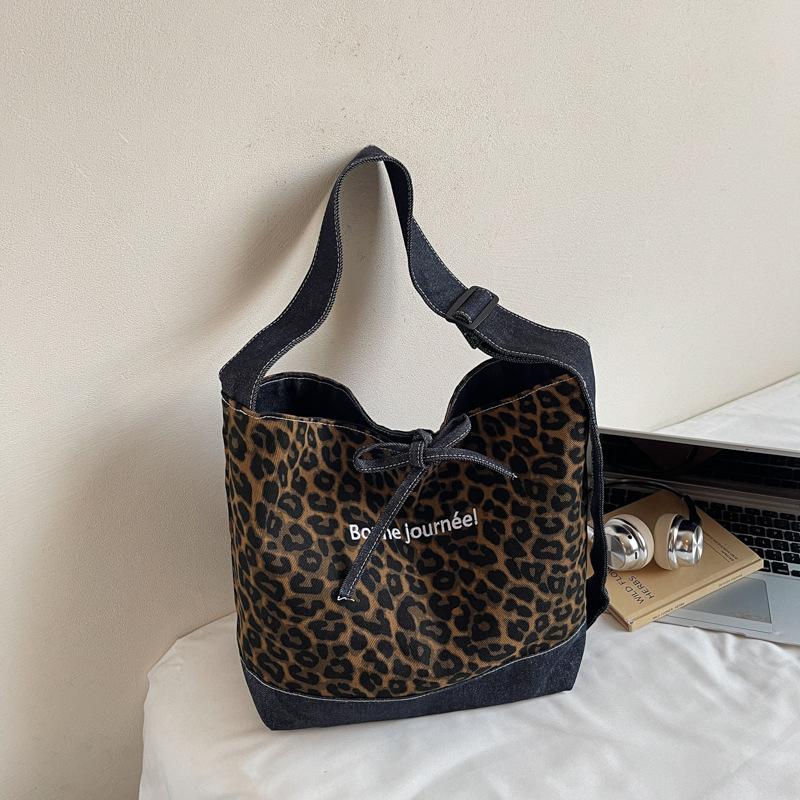 

2025 autumn new popular leopard print shoulder armpit bag casual large capacity commuter bag fashionable portable tote bag темно-коричневого
