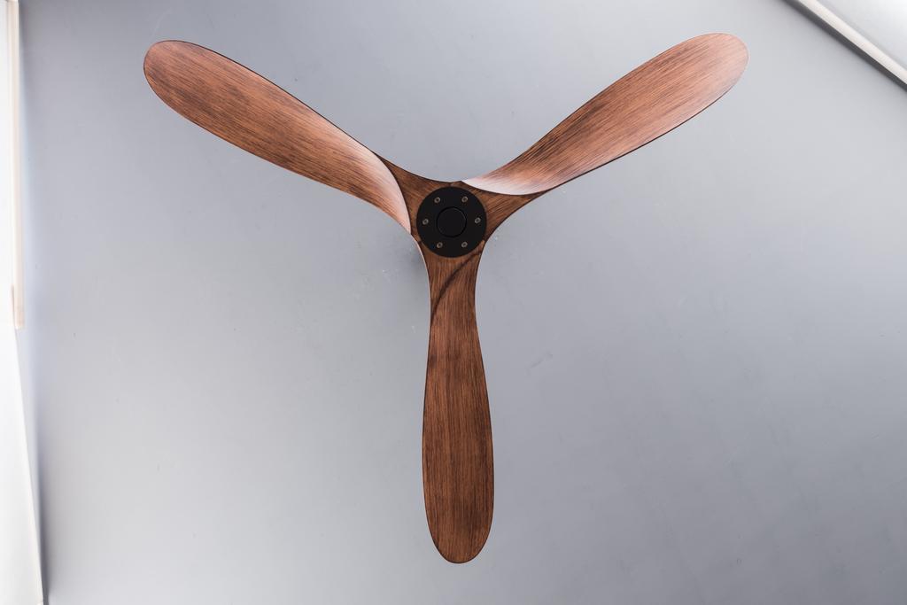 Ventilatore da soffitto da 52 pollici senza luce, 6 velocità, motore DC silenzioso reversibile, con telecomando per uso interno ed esterno, stile rustico, ufficio, camera da letto