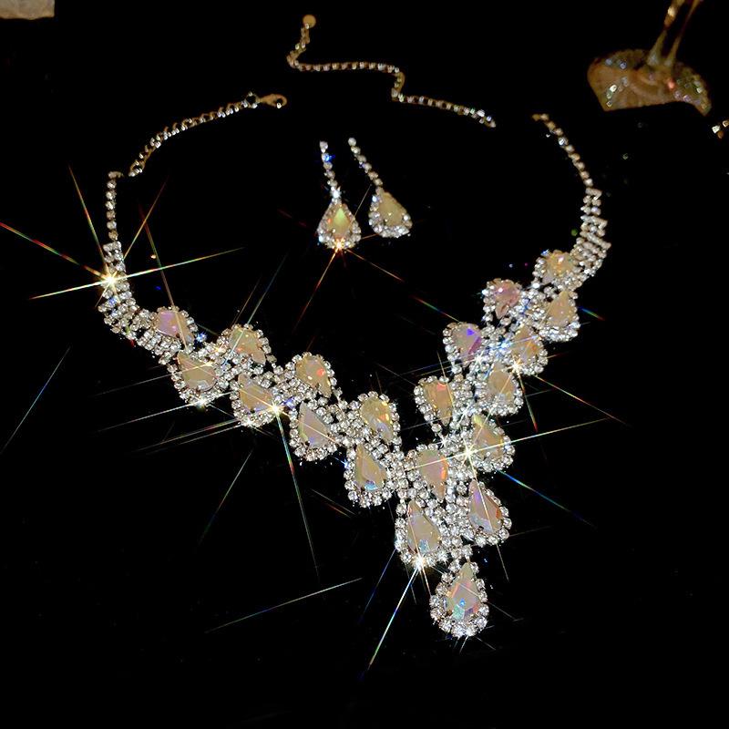 Elegante mit Diamanten besetzte Halskette & Schmuckset für Damen - High-End, vielseitig, super funkelnde Luxus-Schlüsselbein-Accessoires