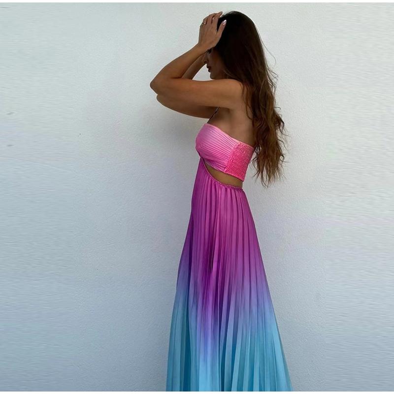 Летнее градиентное плиссированное женское платье с бретельками через шею без рукавов — фото 4