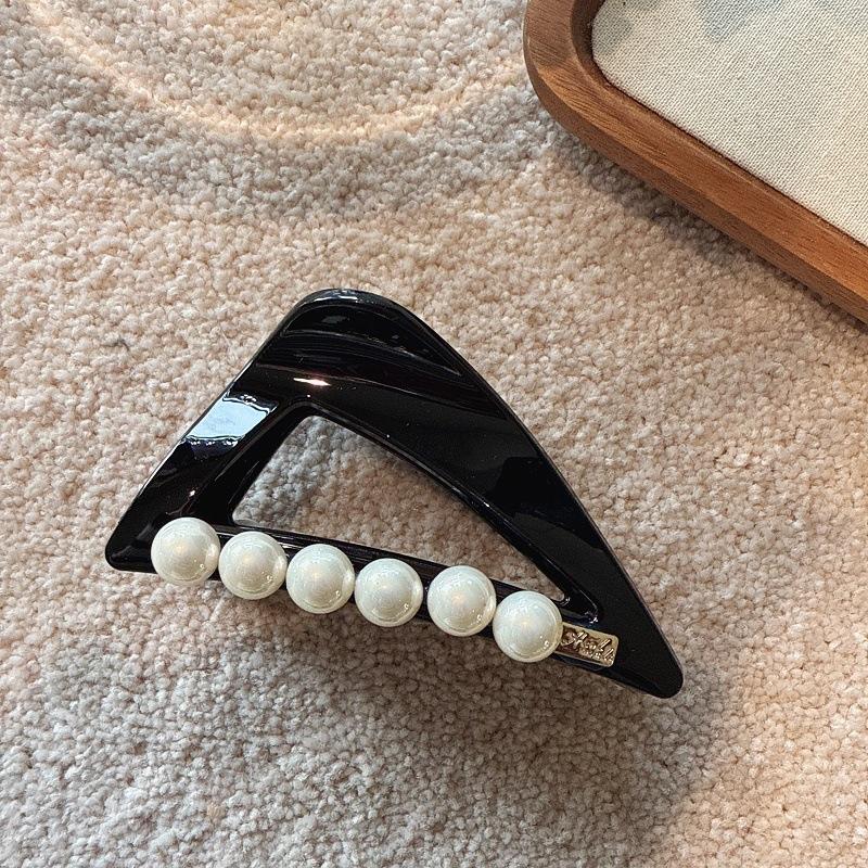 

Korean Minimalist and Versatile Acrylic Triangular Hair Clip, Elegant Pearl Medium Hair Grab for Women