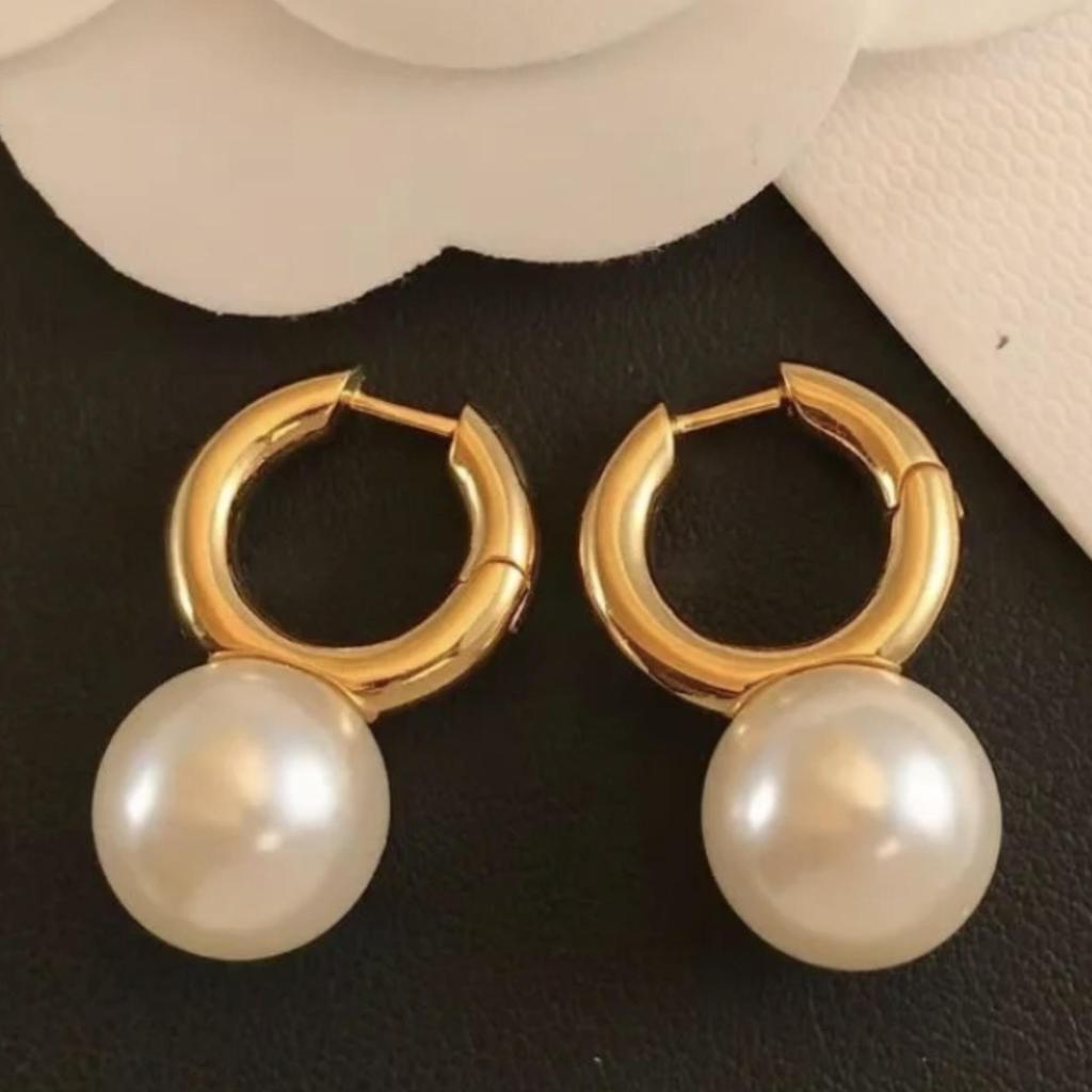 Elegant Large Pearl Stud Earrings - French Light Luxury, Commuter Style, Autumn/Winter 2024 Hot Trend