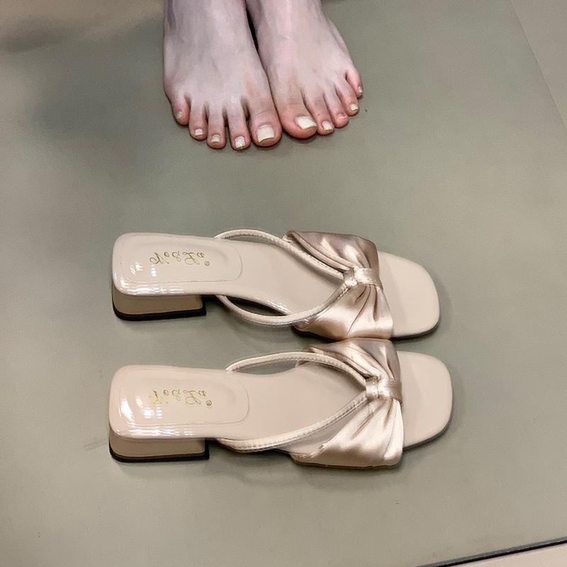 Blue cabinet, open-toed cool slippers for women's summer wear 2025 summer with skirts, one-word drags, folds, bows are gentle and cool
