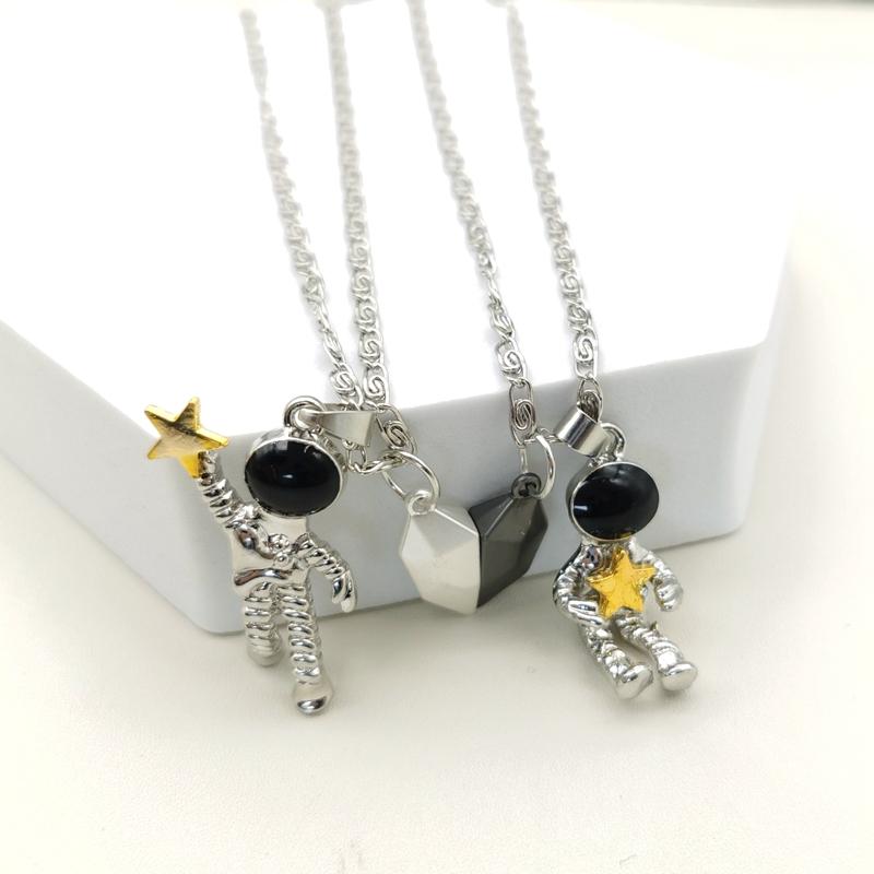 2PCS/set Fashion Astronaut Couple Necklace A Pair of Magnetic Astronaut Pendant Collarbone Chain Valentine Day Gift Jewelry