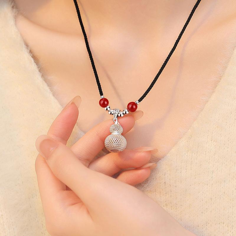 Collier pendentif unique gourde filigranée creuse pour femmes, pendentif héritage de loi ancienne avec le même article polyvalent.