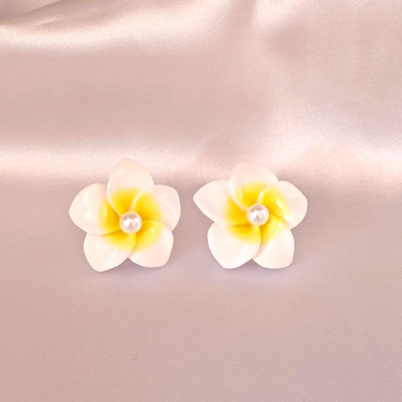 Sweet White Color Flower Stud Earrings For Women New Trend Jewelry Simple Wedding Christmas Girl Friend Gift Jewelry Wholesale