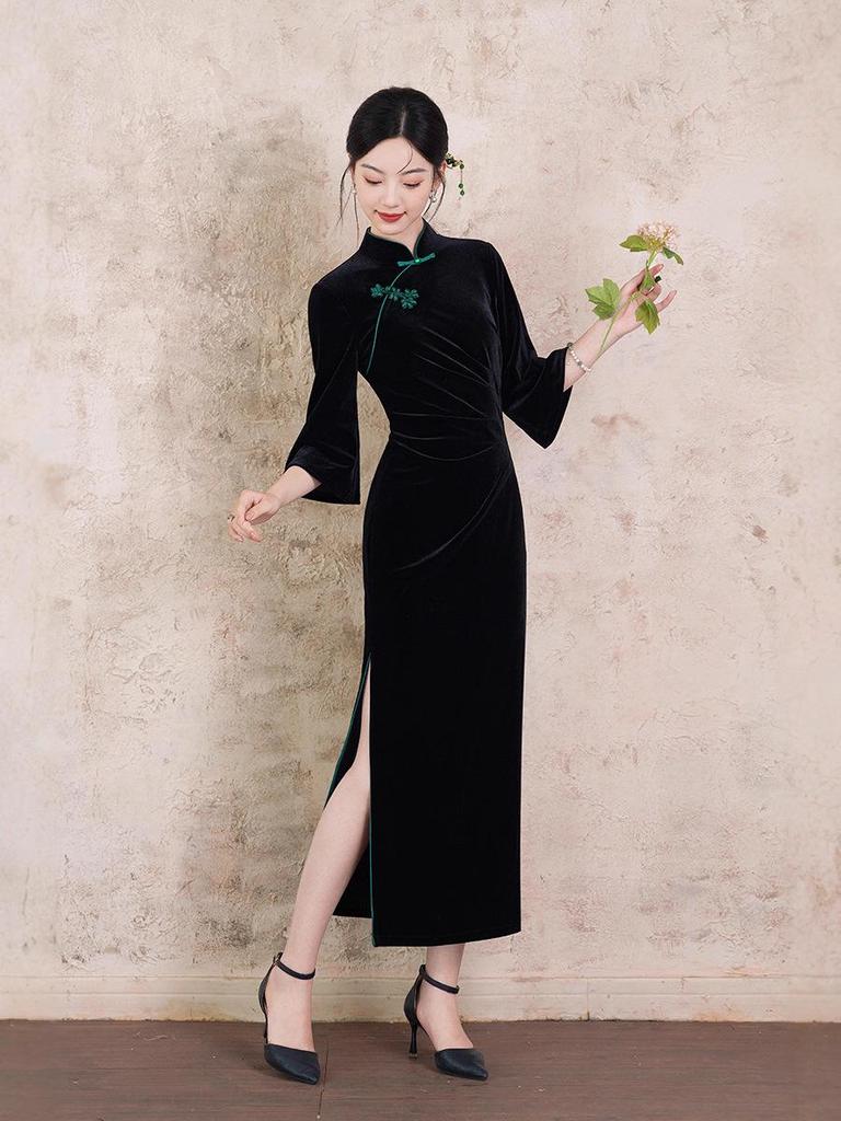 Velvet Long Sleeve Dignified Slimming Black Cheongsam - Retro Chinese Style for Autumn 2025.