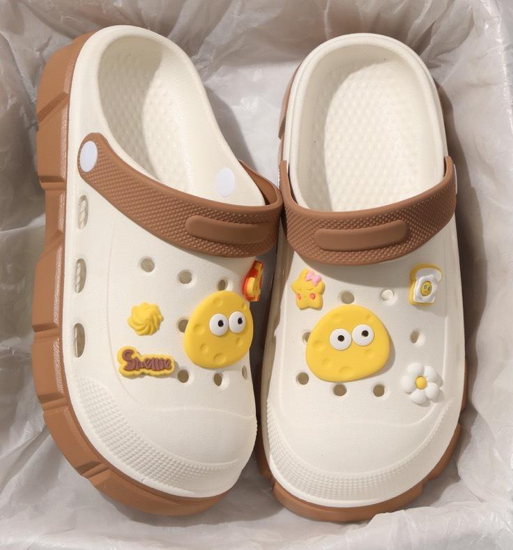 Cute hole shoes women's summer wear cartoon non-slip bag head platform EVA beach going out DIY slippers