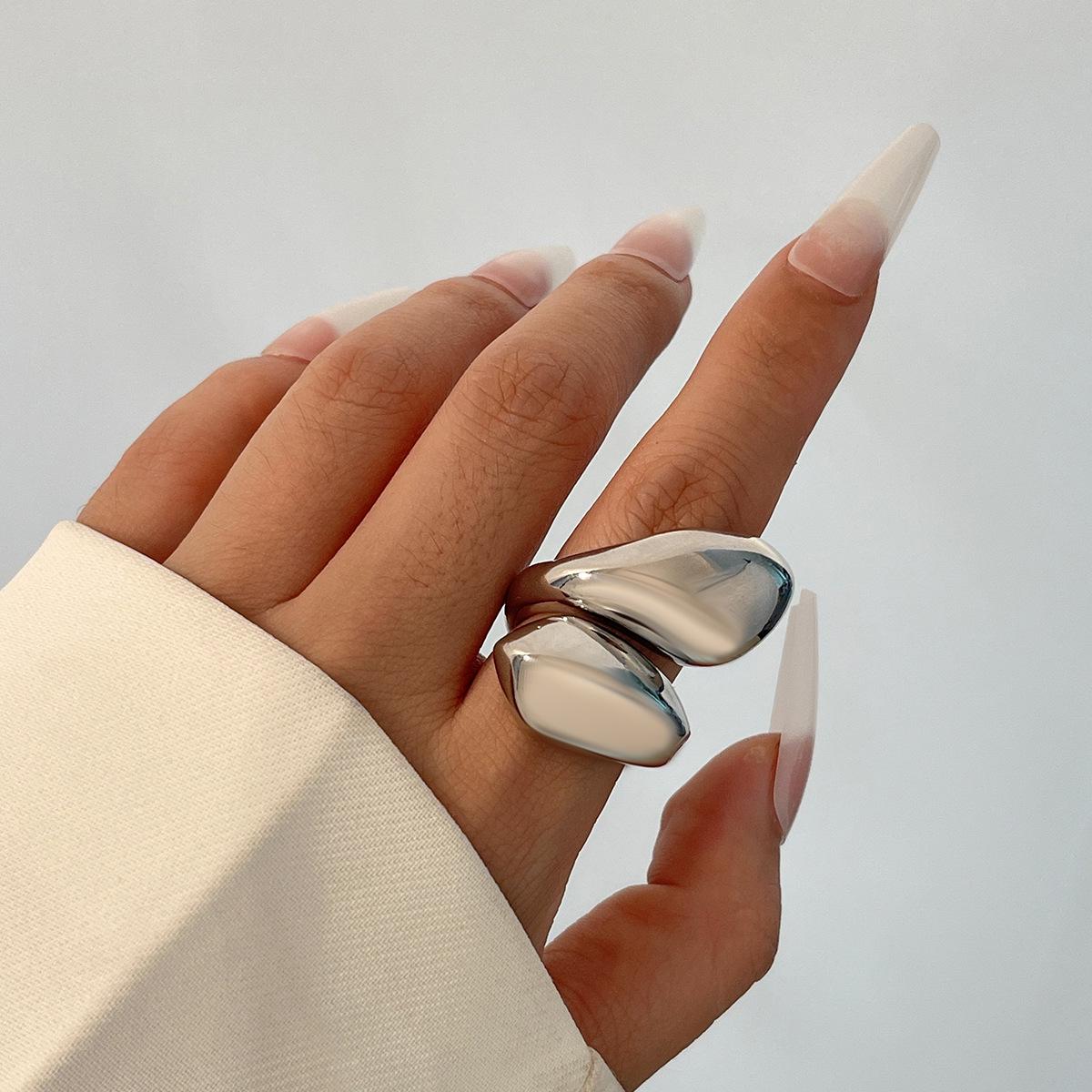 

Euro-American Hip-Hop Irregular Twist Ring – Water Drop Alloy Design