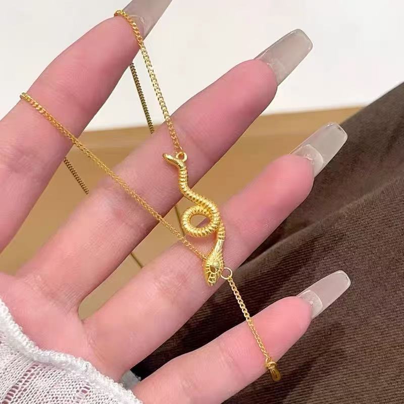 New Spirit Snake Coiled Necklace Female Explosive Fashion Light Luxury Design Personalized Versatile Neck Chain