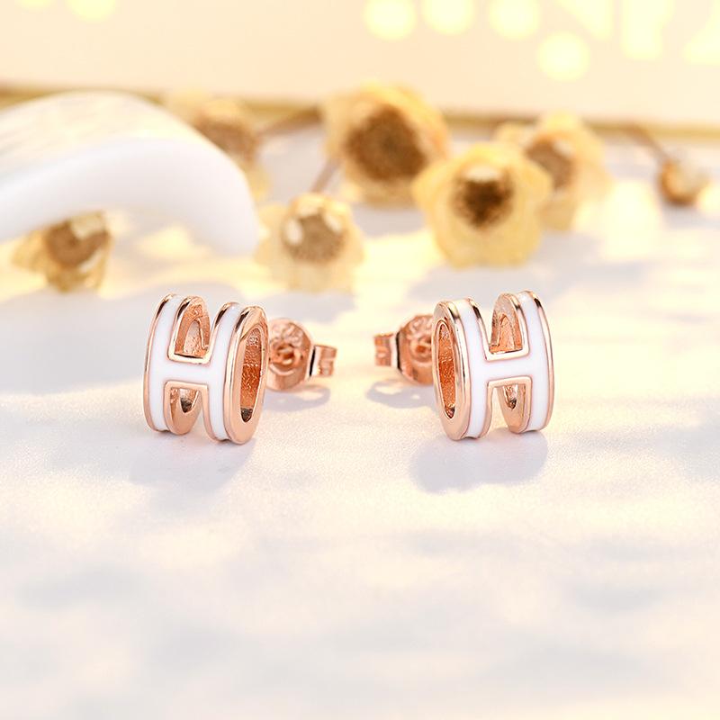 

Новый продукт, трендовые женские нишевые дизайнерские серьги, простые, маленькие и изысканные серьги цвета H, высококачественные серьги-иглы H