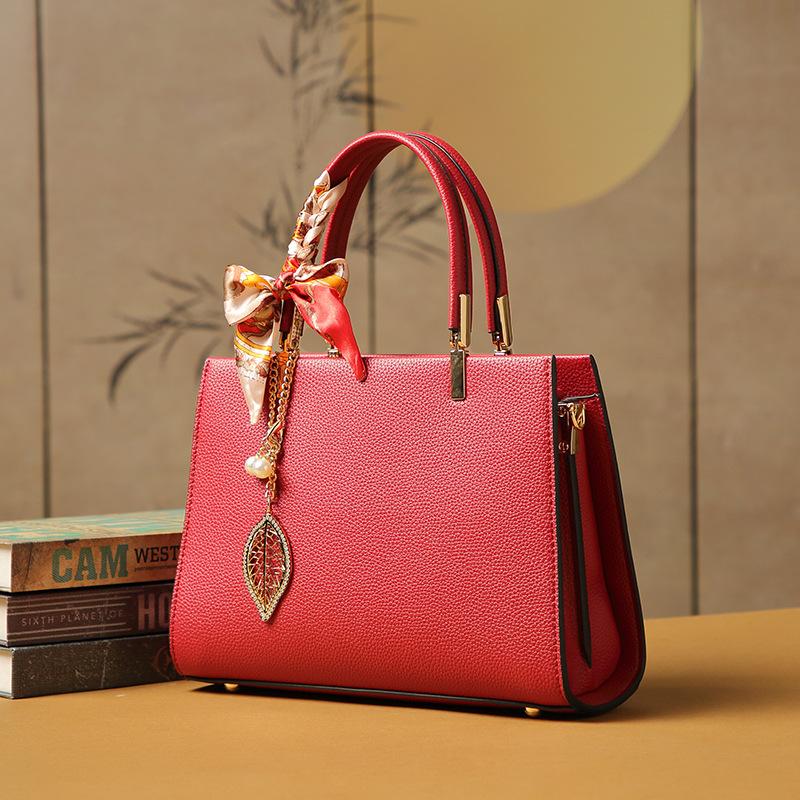 Cross-border women's handbags, new trendy and fashionable exquisite accessories, solid color shoulder bags, crossbody bags, simple large handbags
