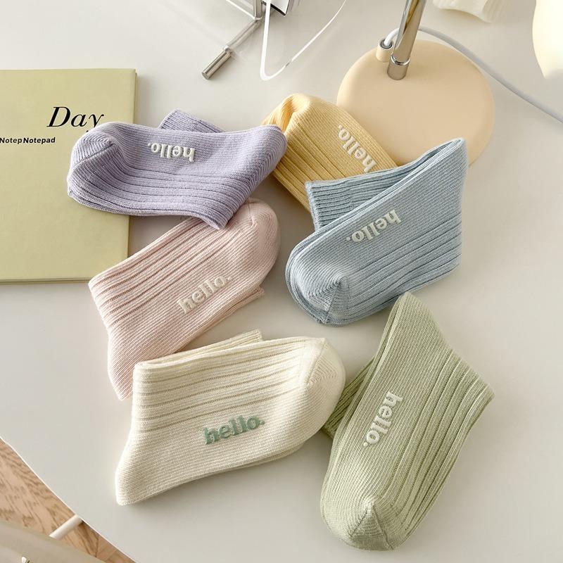 5 Pairs of New and Fresh Mid Calf Cotton Socks for Women In Autumn and Winter