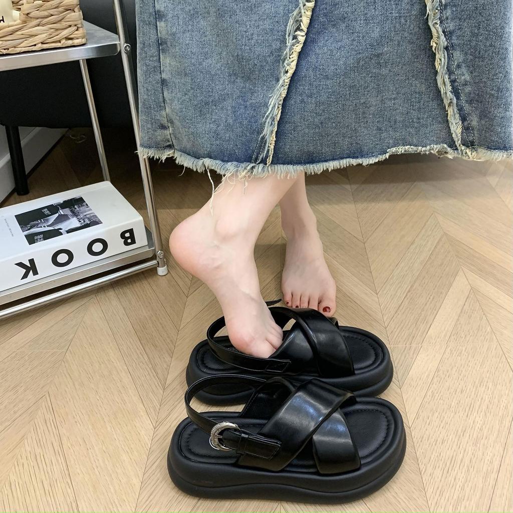 Nischen-Silbersandalen Damen 2025 Sommer neu Retro Oberbekleidung Student vielseitige Plateau-Freizeitschuhe für den Strand