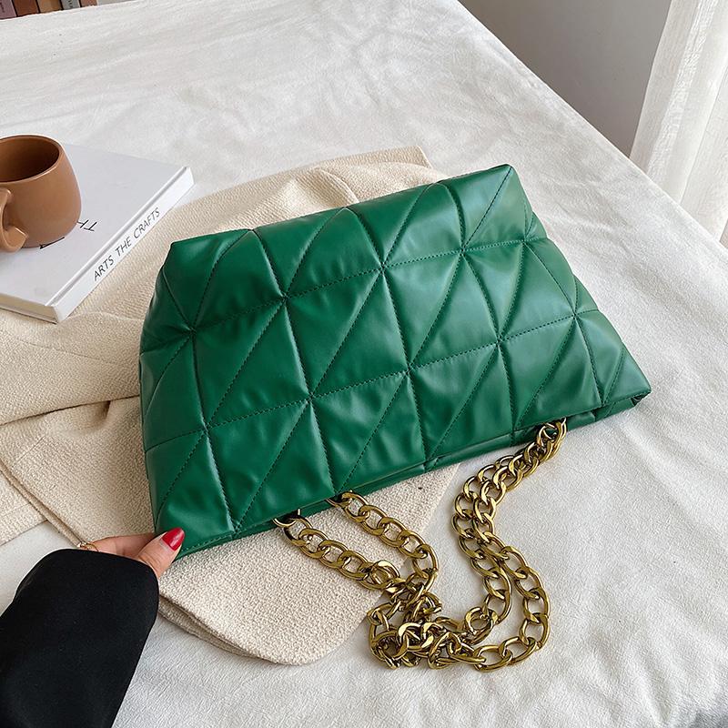 purse with big chain