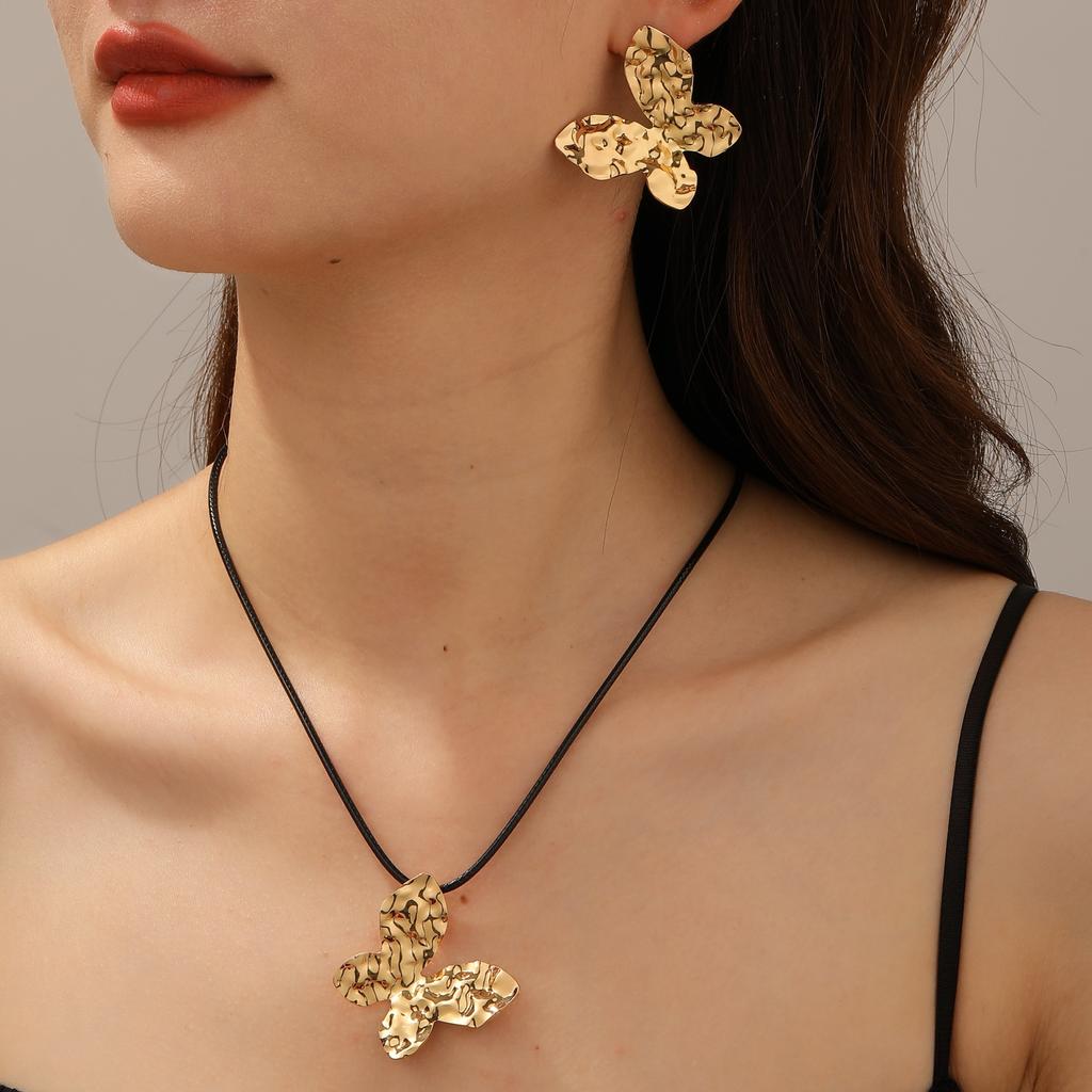 European and American jewelry, curled five-leaf stamen leather chain set, necklace, small fresh earrings chain, lava collarbone chain.