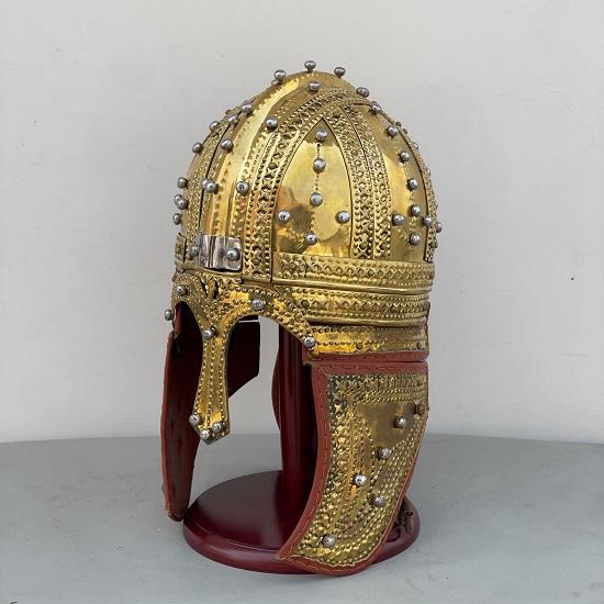 Mittelalterlicher Stahlritterhelm, Schwarzes Finish, Cosplay-Rüstung mit Ständer