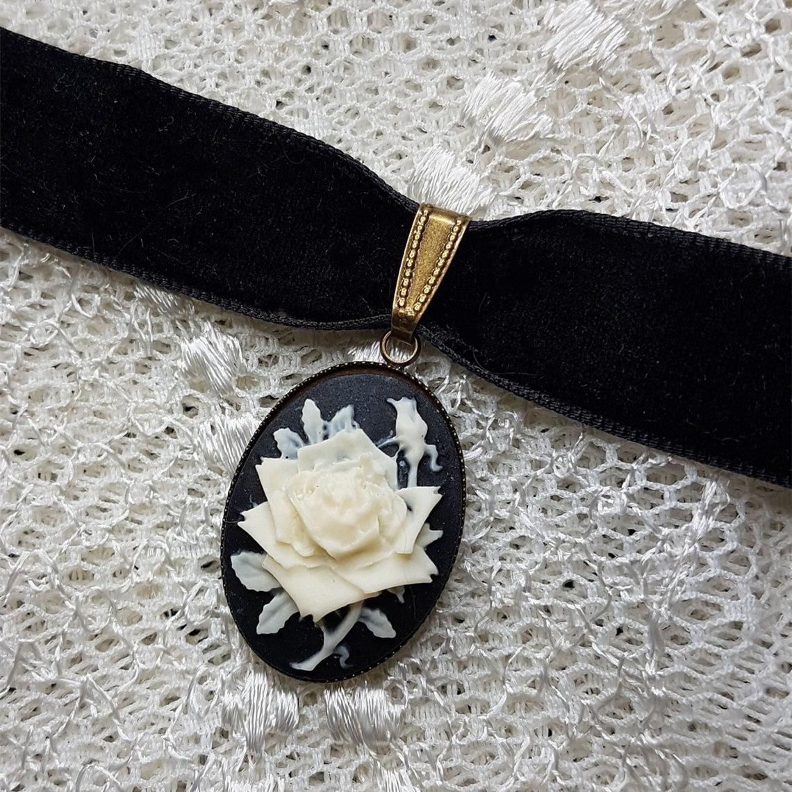 

Gothic Victoria Black Oval White Rose Flower Relief Pendant Black Velvet Necklace for Women Halloween Party Jewelry Accessories чёрный