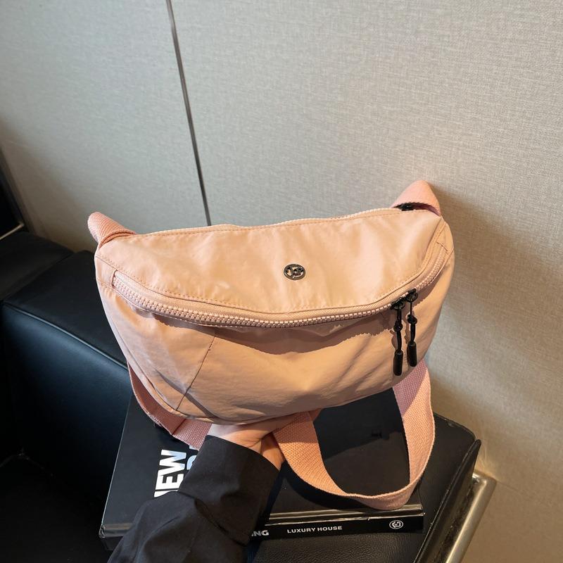 New niche versatile largecapacity shoulder bag going out for leisure popular men's and women's messenger bags baguette bags