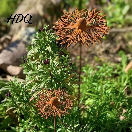 Weather-resistant Garden Stake Vintage Rustic Cornflower Metal Stake Weathered Iron Flower Sculpture with Hollow Nature-inspired Art Carving Outdoor