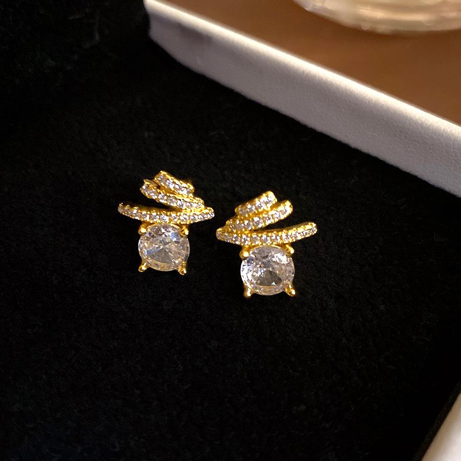 

European and American fashion exquisite silver needle zircon round stud earrings personalized design earrings light luxury high-end earrings