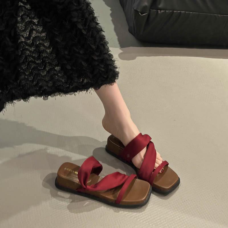

Мягкая кожа~ толстая подошва, квадратный носок, крутые тапочки, женский ретро-темперамент с юбками, сандалиями и двумя тапочками. 40 красный