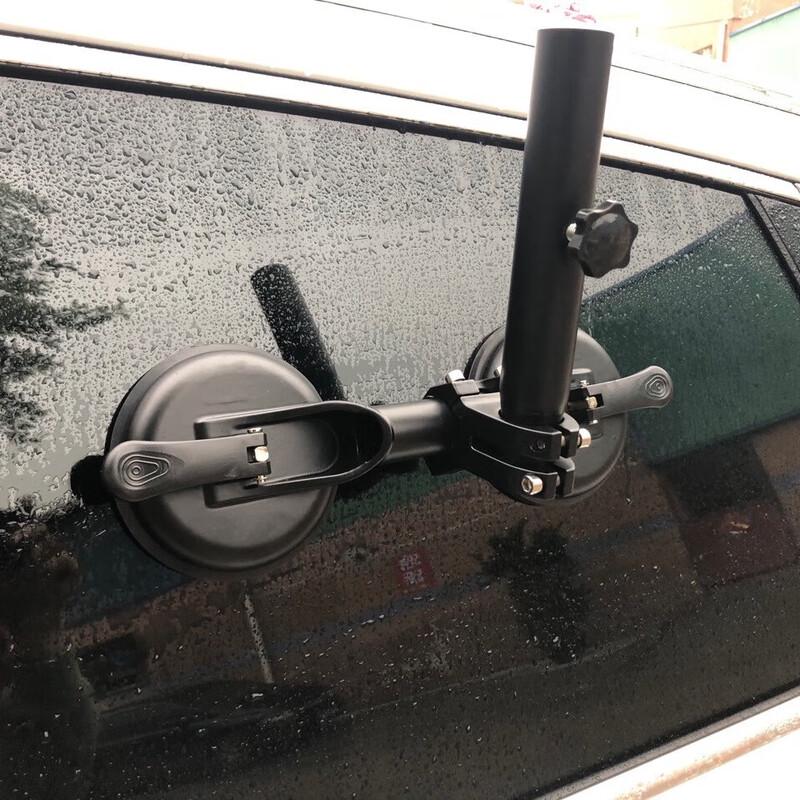 Flagstångsfäste med sugpropp för terrängbil