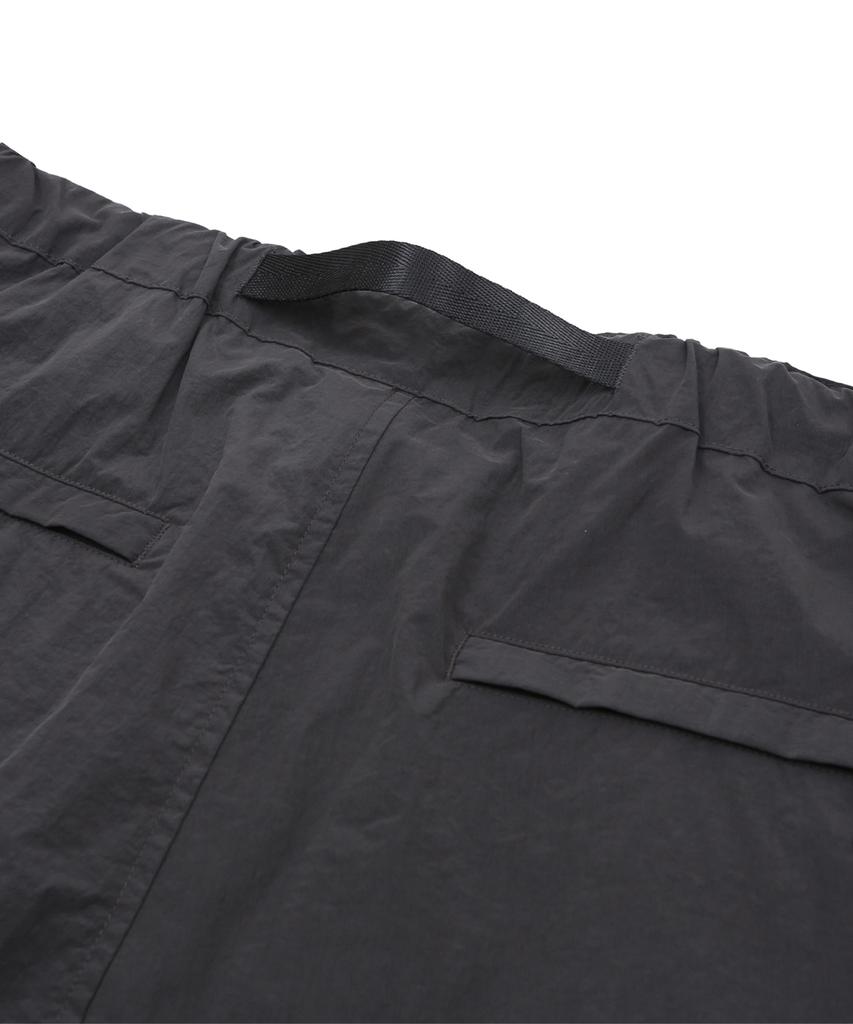 Haebeuopeudyuti Ruffle Compact Shorts (Dark Gray)