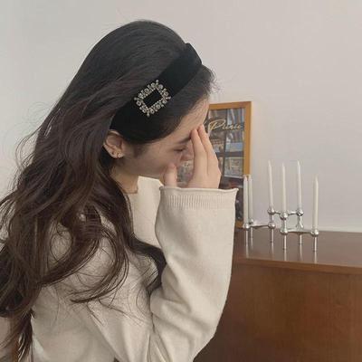 Elegantes Samt-Stirnband mit Diamantverzierung: Schickes Herbst/Winter-Accessoire für anspruchsvolle Frauen