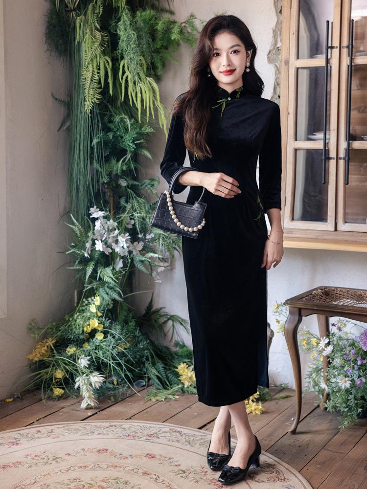 2025 High-End Black Velvet Embroidered Cheongsam for Women - Retro Chinese Style, Perfect for Spring & Autumn Daily Wear