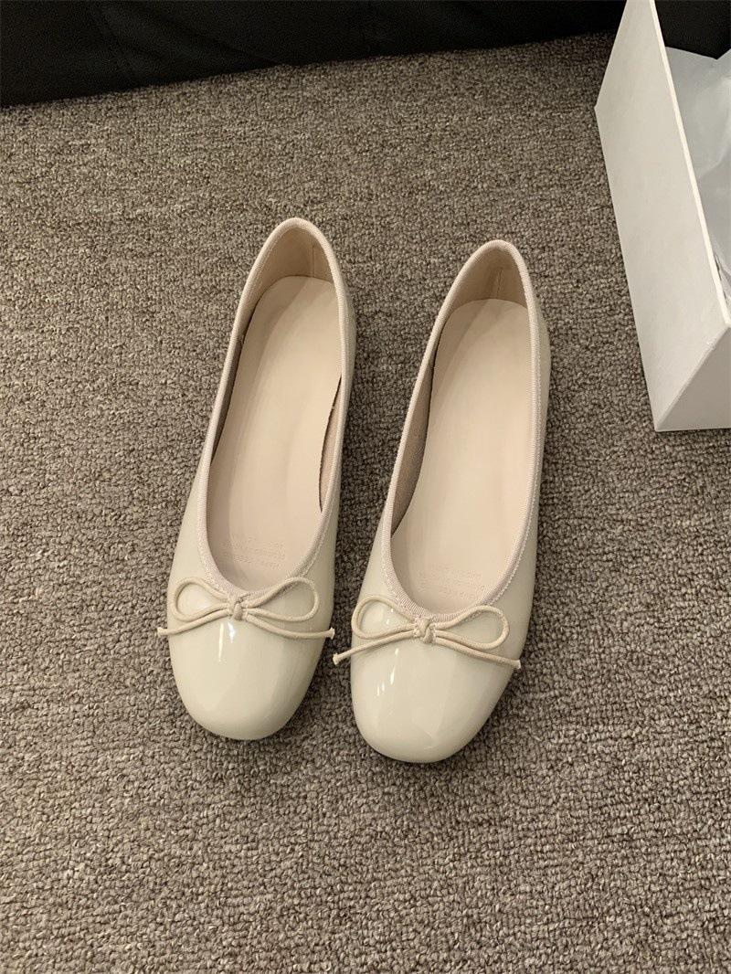 25 spring niche round head ballet shoes flat bow light mouth single shoes French retro patent leather small red shoes 40 2770₽
