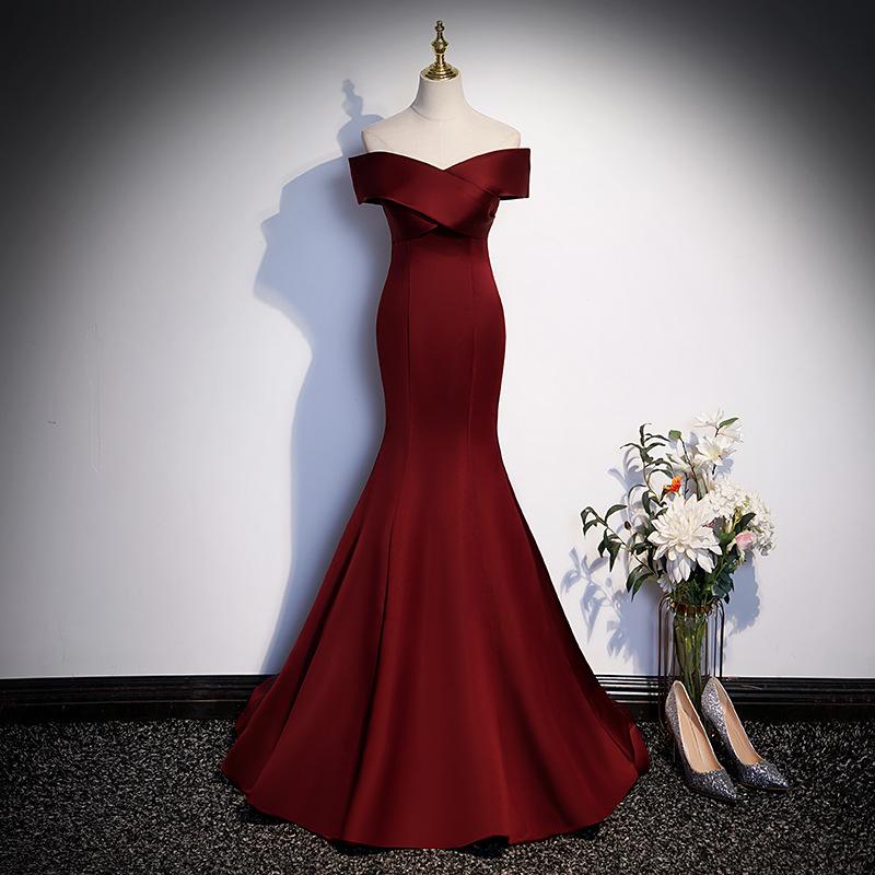 Burgundy fishtail evening dress female beauty voice solo vocal art test toasting annual meeting host one-word shoulder light wedding dress
