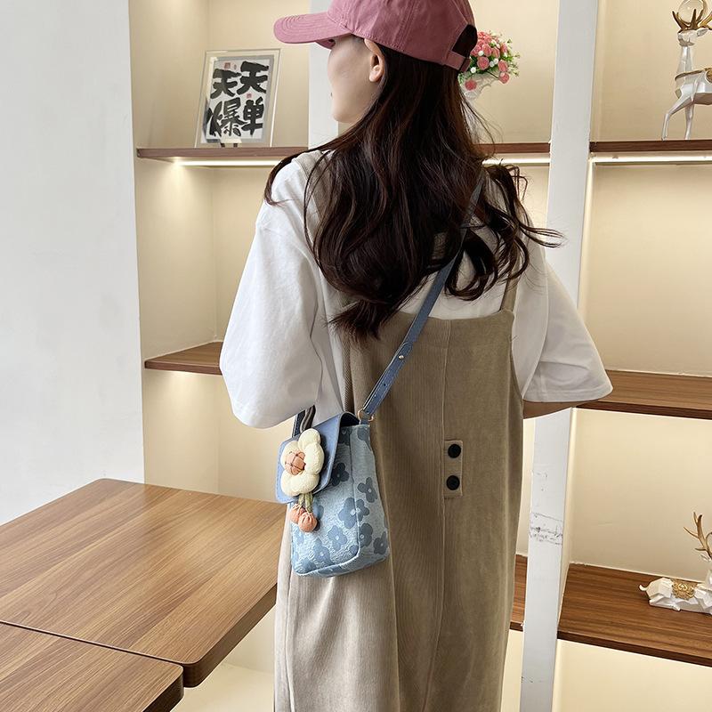 Foreign Style Simple Fashion Casual Flower Small Bag Women's 2025 Spring New Personalized Ins Messenger Bag Mobile Phone Bag