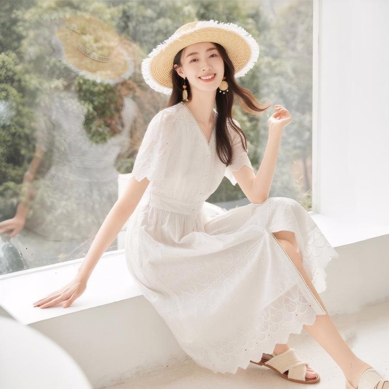 

Женское летнее платье средней длины с V-образным вырезом и вышивкой 2025 г.: Литературный стиль, утягивающее талию, маленькое белое платье. Small грязно-белый