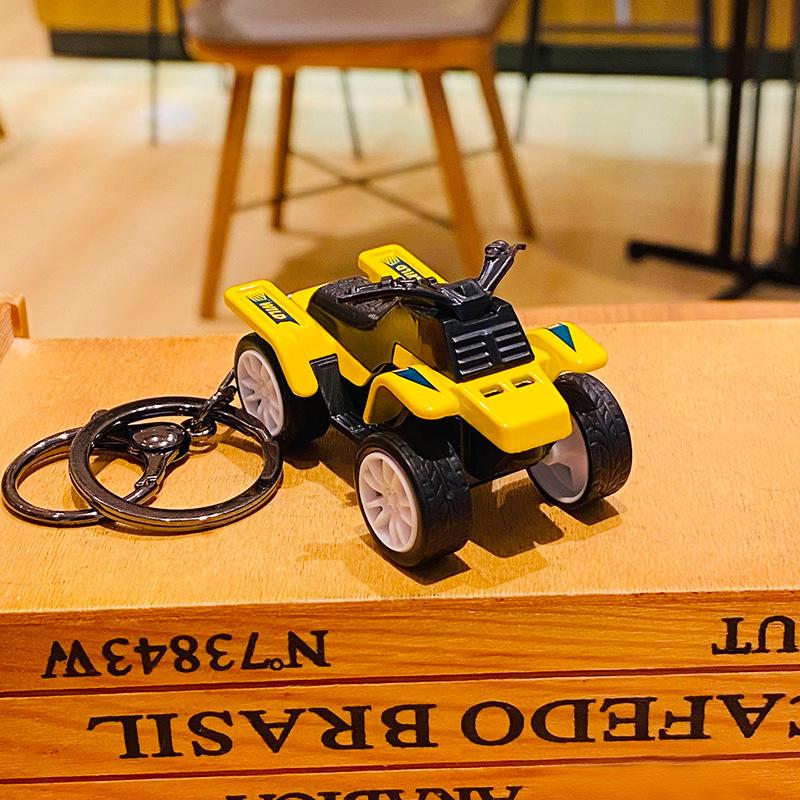

Креативний мультяшний брелок для ключів квадроцикл: Кумедний підвіс на рюкзак та маленький подарунок для студентів та пар