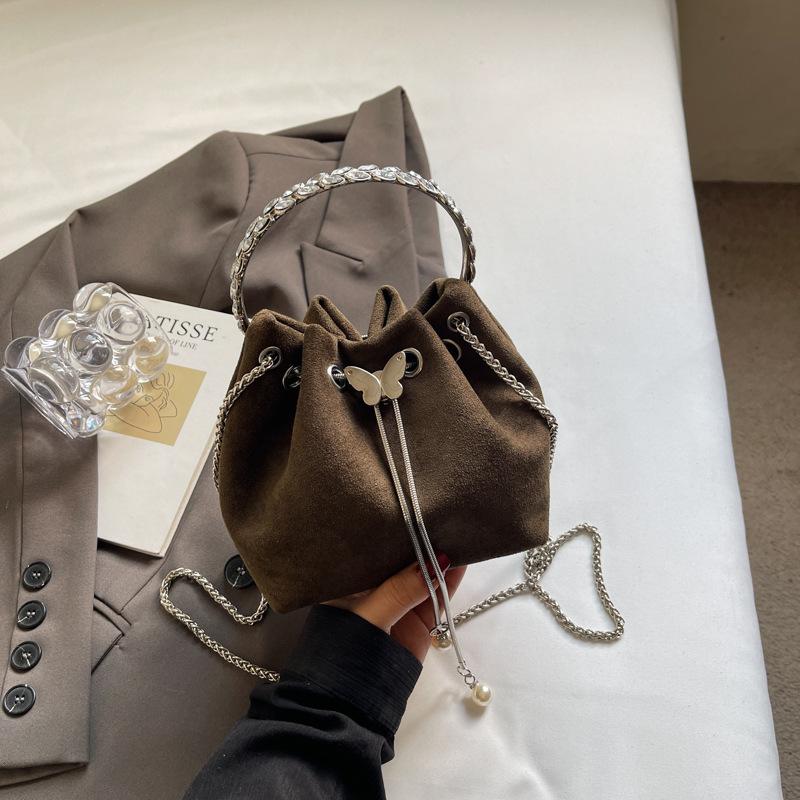 Premium chain bucket bag New women's casual velvet portable temperament commuter messenger bag