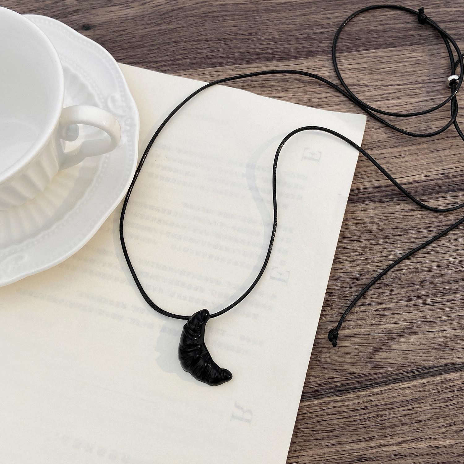 

Personality Design Retro Croissant Black Rope Pendant Necklace for Women Charm Moon Hip Hop Rock Collar Jewelry Y2K Accessory чорний