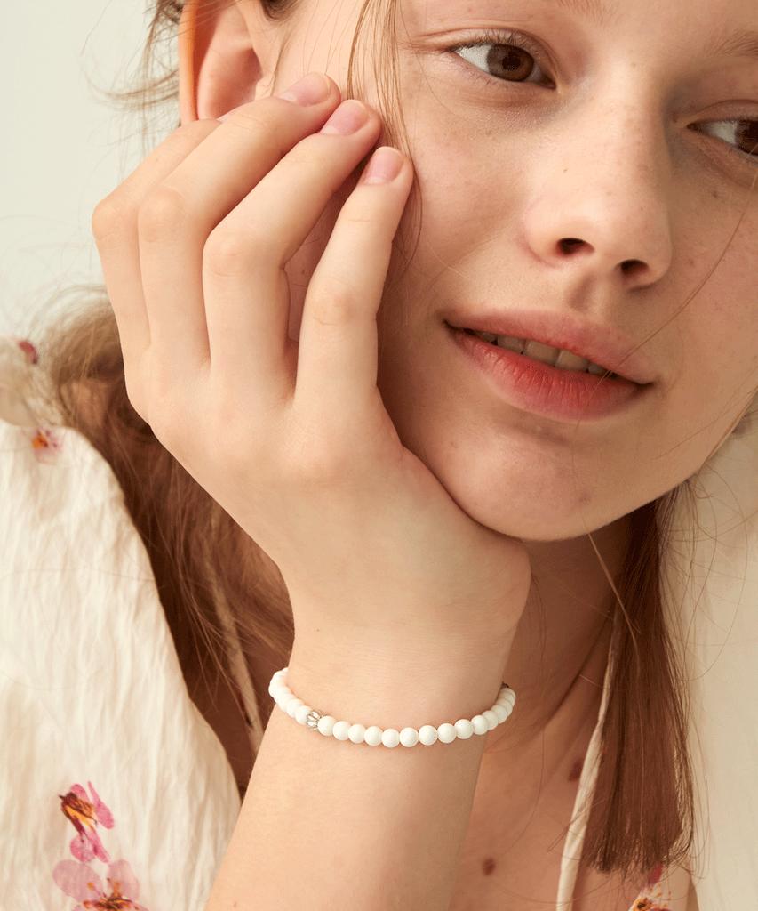Noonoo Fingers White Mother-Of-Pearl Rolling Shell Bracelet