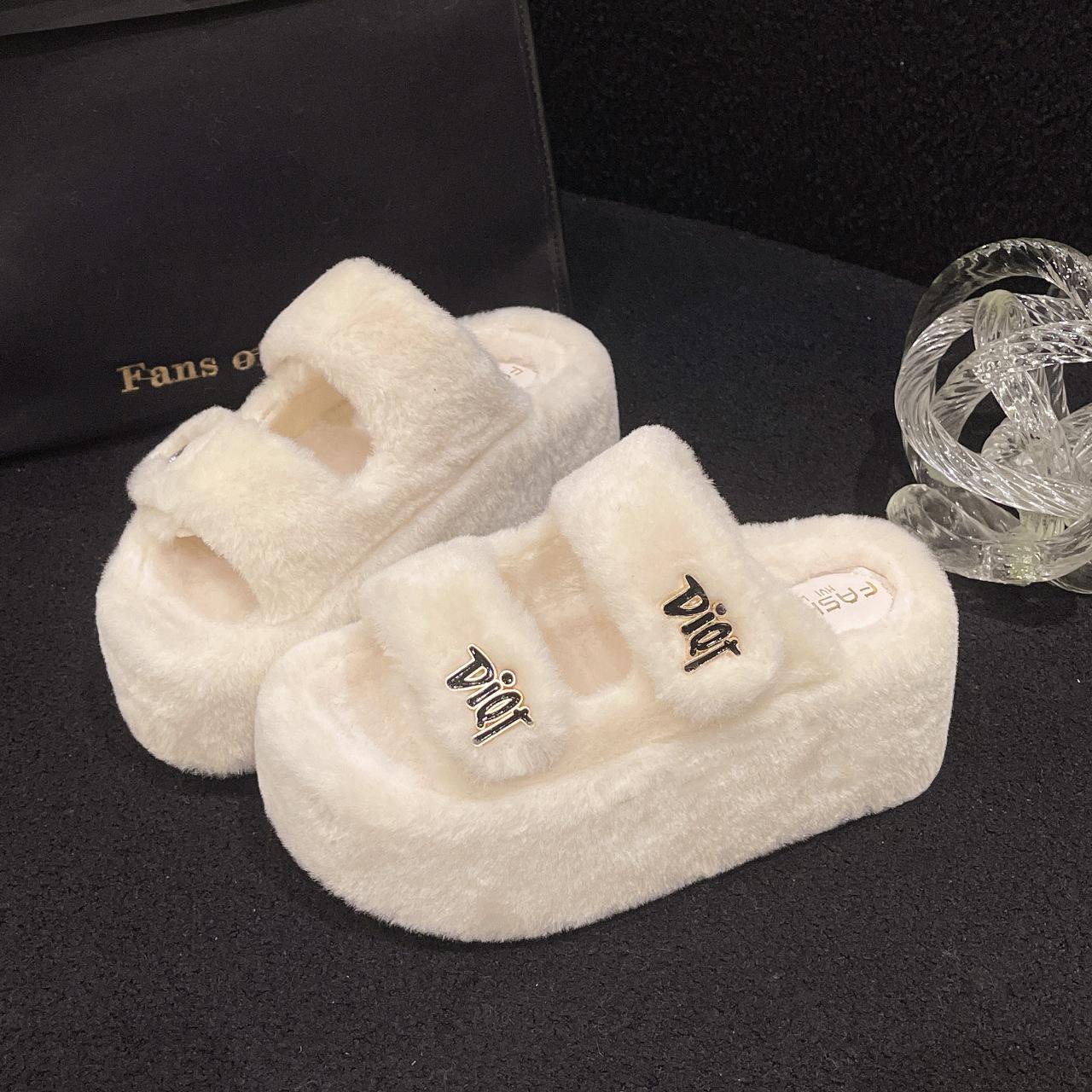 

Thick-bottomed fluffy slippers for women s outer wear 2025 autumn and winter new fashion letters Xiaoxiangfeng double belt home warm cotton mop 34 белый