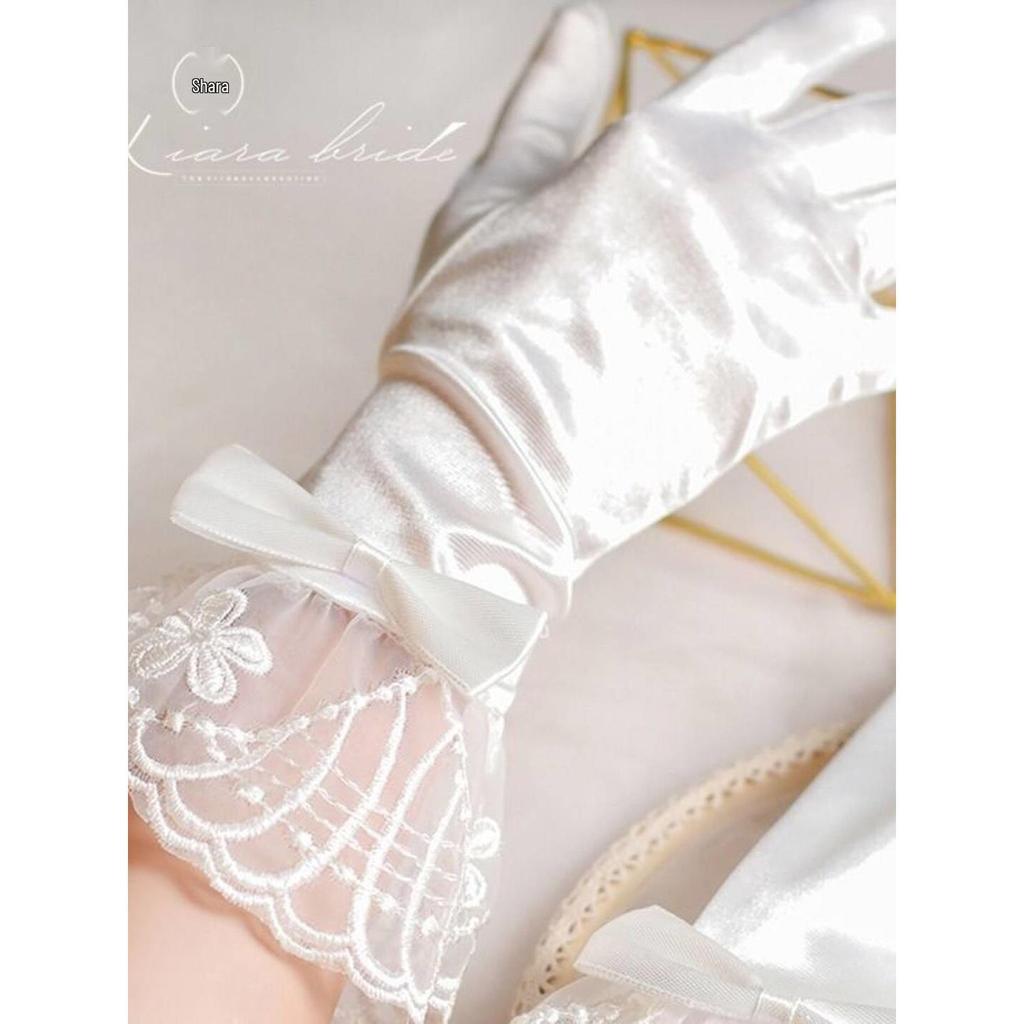 Elegantní bílé saténové rukavice s krajkou a mašlí - Krátké svatební doplňky