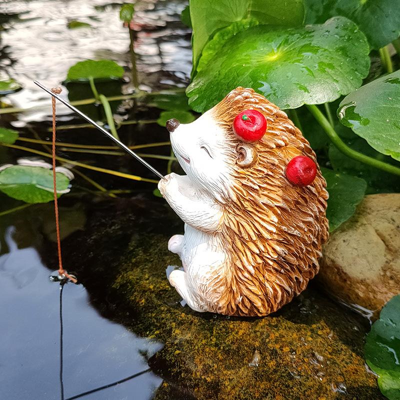 Creative Hedgehog Fishing Ornament, Cute Resin Sculpture for Aquarium Rockery & Water Feature Decor коричневый