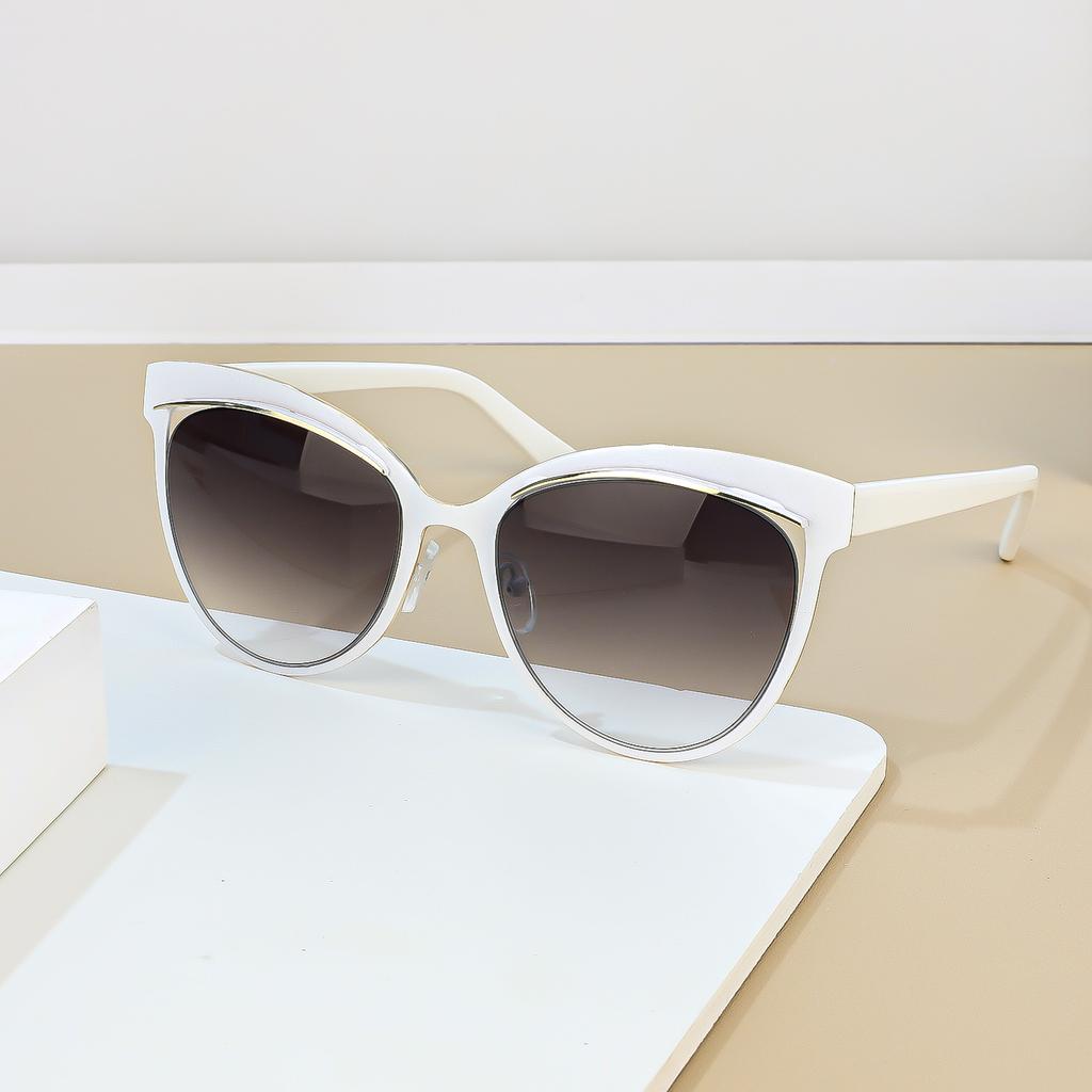 2026 New Fashion Cat Eye Sunglasses Women Oversized Black Frame UV400 Protection Trendy Sun Glasses for Summer