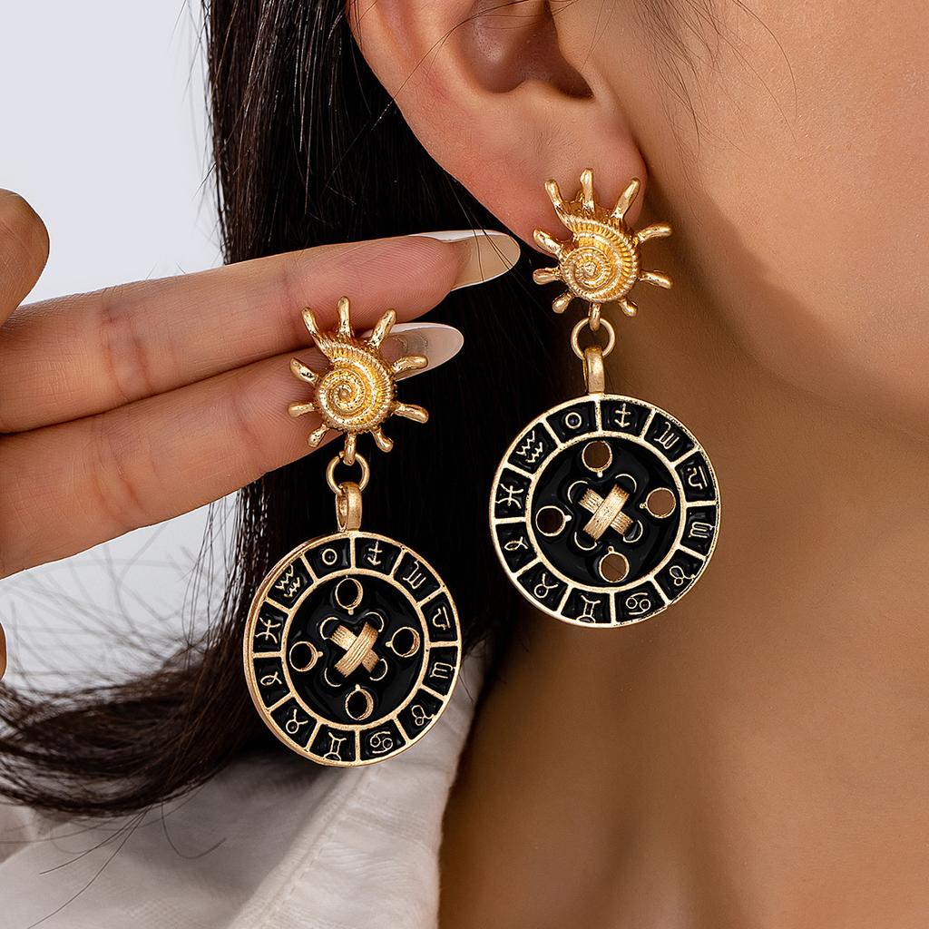 Temperament snail-shaped button earrings, light luxury and exquisite earrings.