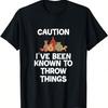 Vorsicht Ich bin dafür bekannt, Dinge zu werfen Lustiges Keramikgeschenk Unisex-Erwachsene Schwarz Klein Modern Lässig Buchstabendruck Rundhals Kurzarm T-Shirt