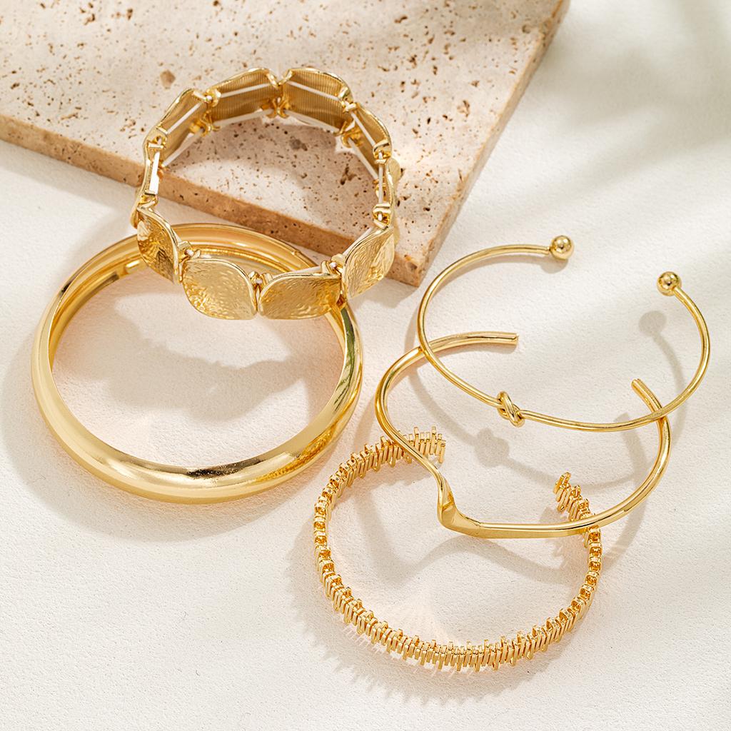 5 Stück punkiger Stil unregelmäßige runde elastische Draht-Armbänder im Mehrstück-Set mit Öffnung für Damenarmbänder