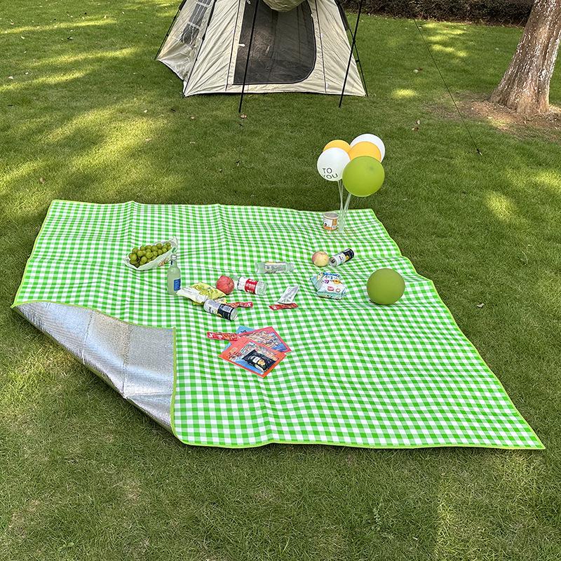 Thickened Waterproof Outdoor Picnic and Beach Mat - Non-Woven, Moisture-Proof, and Portable in Trendy Design 150x200 cm