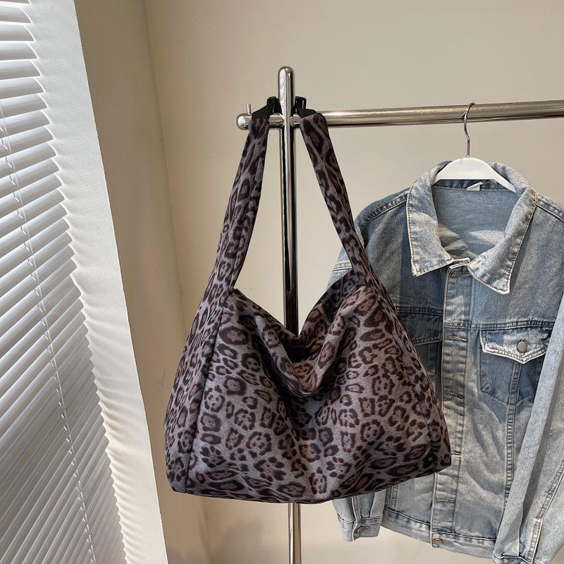 Leopard print bag women's large capacity 2025 new autumn and winter casual shoulder underarm bag versatile work commuter tote bag