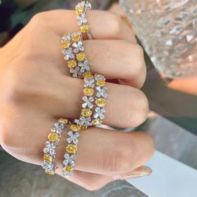 Anello di Lusso in Oro Bianco a Forma di Goccia d'Acqua Quadrifoglio Colore Uovo con Strass Adatto per Donne Uso Quotidiano Feste Gioielli di Moda