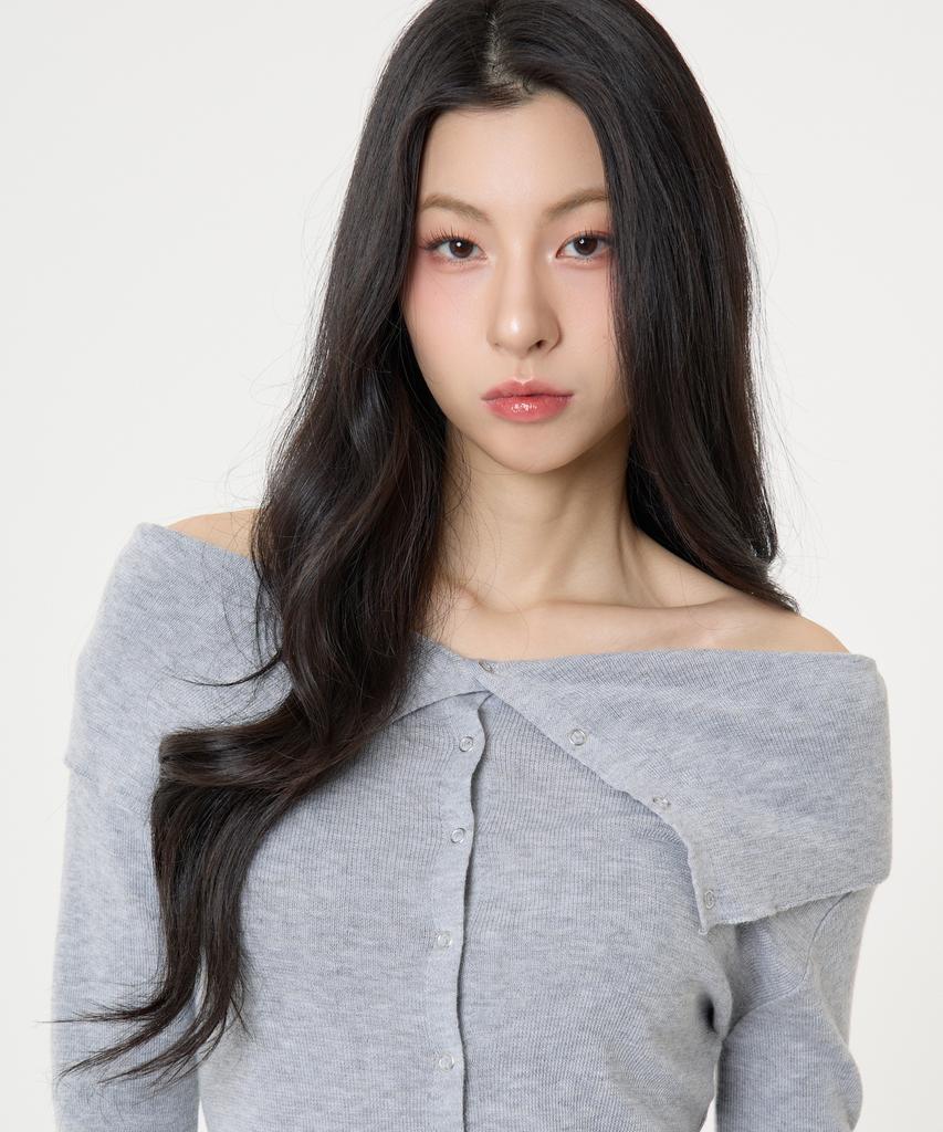 UNKNOWN PLANET Ring Snap Off-Shoulder Long Sleeve Knit Top Gray