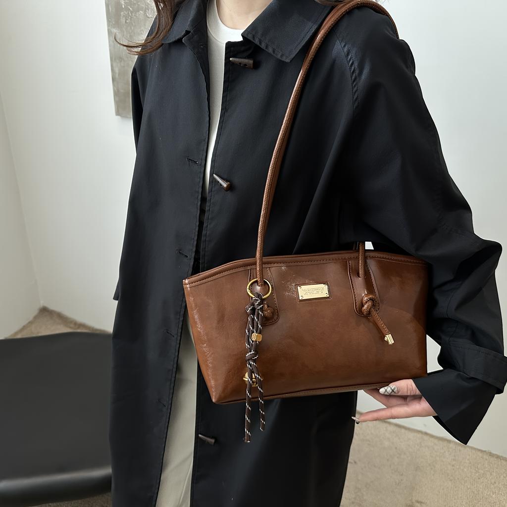 A Women'S Shoulder Bag That Can Be Carried Under The Arm, Featuring a Stylish, Vintage, Casual, And Versatile Design That Is Simple